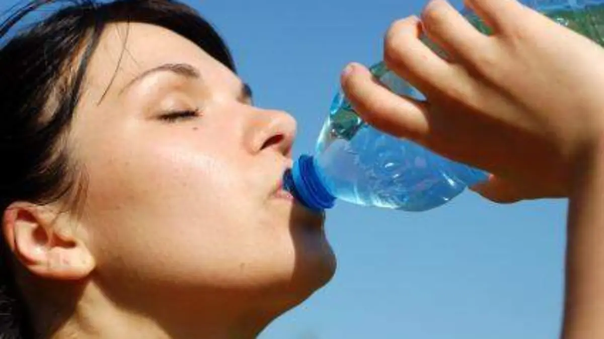 Beber agua calor
